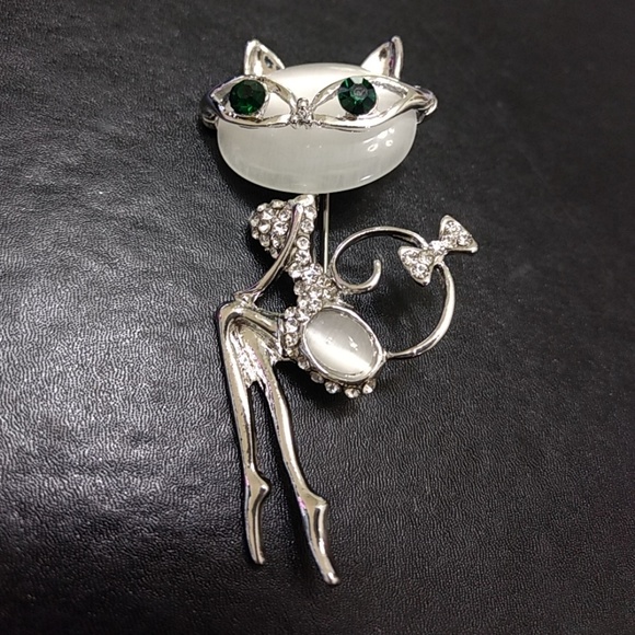 Jewelry - *Sale* Sassy sitting kitty brooch